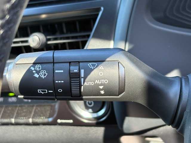 レクサス ＵＸ 250h バージョンC 大阪府 2023(令5)年 1.7万km ソニッククォーツ サンルーフ/純正12.3型ナビ/全方位カメラ/レクサスセーフティシステム/ブラックレザーシート/パワーシート/シートポジションメモリー/シートヒーター/ステアリングヒーター/パドルシフト/革巻きステアリング/ステアリングスイッチ/ビルトインETC2.0/LEDヘッドライト/純正アルミホイール/スマートキー×2