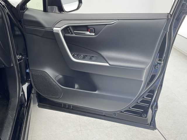 トヨタ ＲＡＶ４ G Zパッケージ 千葉県 2020(令2)年 4万km アティチュードブラックマイカ サンルーフ/純正SDナビ　/Bluetooth/CD/DVD/SD/フルセグ/トヨタセーフティセンス　/プリクラッシュ/レーントレーシング/オートハイビーム/レーダークルーズコントロール/クリアランスソナー/リアクロストラフィックアラート/パーキングサポートブレーキ/ロードサインアシスト/ブラインドスポットモニター/ビルトインＥＴＣ２．０　/レザーシート　/パワーシート　/バックカメラ　/ドライブレコーダー前後/電子パーキング　/ブレーキホールド　/シートヒーター　/シートメモリー　/パワーバックドア　/ドアバイザー/置くだけ充電/タイプA充電サポート/連動電動格納ミラー/ステアリングヒーター/ステアリングスイッチ/ダウンヒルアシスト/MT付AT/LEDヘッドライト/LEDフォグライト/純正アルミホイール/サングラスホルダー/４WD