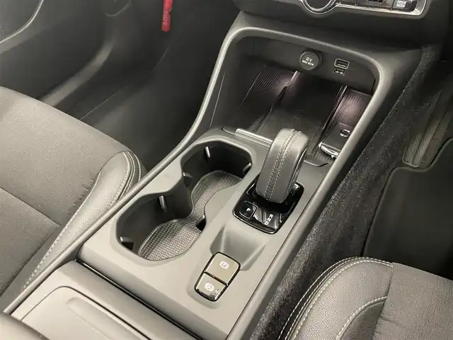 ボルボ ＸＣ４０ 岡山県 2020(令2)年 4.9万km 黒Ⅱ 純正SENSUSナビ　/３６０°カメラ　/アップルカープレイ　/Bluetooth/ドラレコ（純正）/シートヒーター　/ステアリングヒーター　/City Safety/Lane keeping Aid/Road Sign Information/Drive Alert/自動防眩ミラー/ブレーキAH/オートライト/オートワイパー/オートハイビーム/パノラマガラスSR/ワイヤレスチャージ/ステアリングS/W/PTG