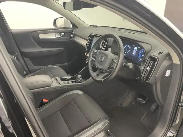 ボルボ ＸＣ４０ 岡山県 2020(令2)年 4.9万km 黒Ⅱ 純正SENSUSナビ　/３６０°カメラ　/アップルカープレイ　/Bluetooth/ドラレコ（純正）/シートヒーター　/ステアリングヒーター　/City Safety/Lane keeping Aid/Road Sign Information/Drive Alert/自動防眩ミラー/ブレーキAH/オートライト/オートワイパー/オートハイビーム/パノラマガラスSR/ワイヤレスチャージ/ステアリングS/W/PTG