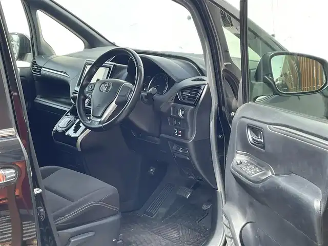 トヨタ エスクァイア Xi 千葉県 2015(平27)年 13万km ブラック (株)IDOMが運営する【じしゃロン八千代店】の自社ローン対象車両になります。こちらは現金またはオートローンご利用時の価格です。自社ローンご希望の方は別途その旨お申付け下さい/Bluetooth接続/フルセグナビ/片側パワースライドドア