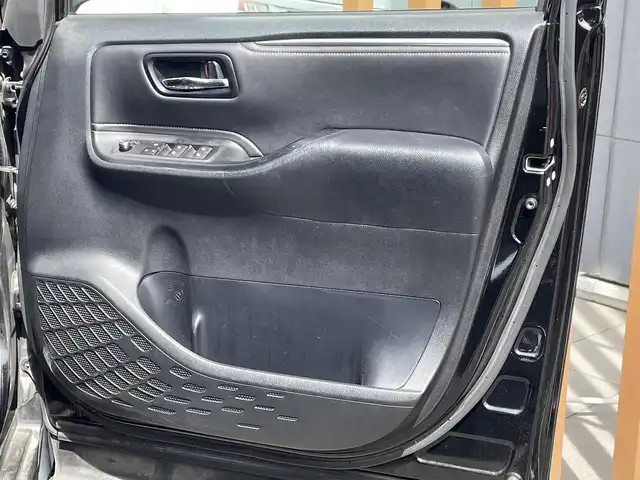 トヨタ エスクァイア Xi 千葉県 2015(平27)年 13万km ブラック (株)IDOMが運営する【じしゃロン八千代店】の自社ローン対象車両になります。こちらは現金またはオートローンご利用時の価格です。自社ローンご希望の方は別途その旨お申付け下さい/Bluetooth接続/フルセグナビ/片側パワースライドドア