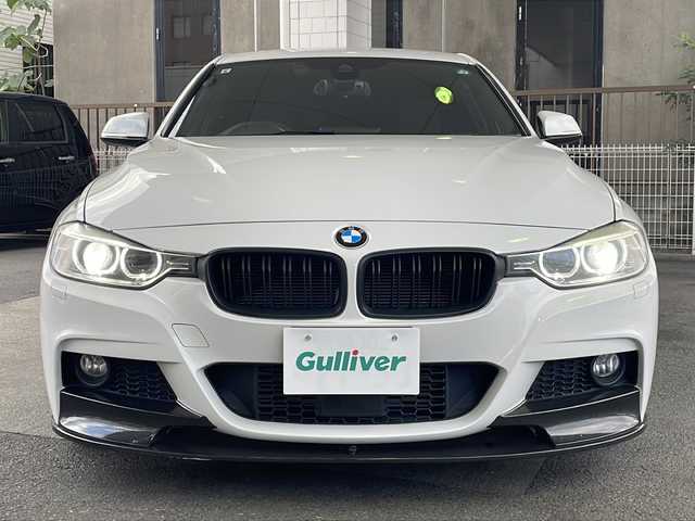 ＢＭＷ ３２０ｄ Mスポーツ 京都府 2015(平27)年 6.9万km アルピンホワイトⅢ 8.8インチ純正ナビ/Bluetooth　Audio/SD/AUX/CD/DVD/バックカメラ/レーダークルーズコントロール/パドルシフト/ステアリングスイッチ/純正ドライブレコーダー(ND-DVR40)/ビルトインETC/プッシュスタート/電格ウィンカーミラー/オールオートパワーウィンドウ/社外エアロ(フロント、リアスポイラー)/純正AW/禁煙車/保証書/取説