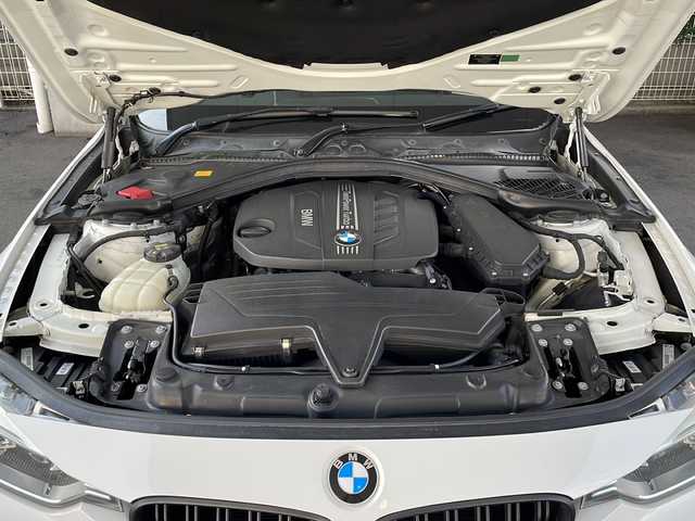 ＢＭＷ ３２０ｄ Mスポーツ 京都府 2015(平27)年 6.9万km アルピンホワイトⅢ 8.8インチ純正ナビ/Bluetooth　Audio/SD/AUX/CD/DVD/バックカメラ/レーダークルーズコントロール/パドルシフト/ステアリングスイッチ/純正ドライブレコーダー(ND-DVR40)/ビルトインETC/プッシュスタート/電格ウィンカーミラー/オールオートパワーウィンドウ/社外エアロ(フロント、リアスポイラー)/純正AW/禁煙車/保証書/取説