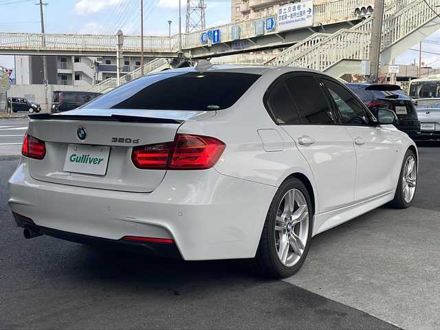 ＢＭＷ ３２０ｄ Mスポーツ 京都府 2015(平27)年 6.9万km アルピンホワイトⅢ 8.8インチ純正ナビ/Bluetooth　Audio/SD/AUX/CD/DVD/バックカメラ/レーダークルーズコントロール/パドルシフト/ステアリングスイッチ/純正ドライブレコーダー(ND-DVR40)/ビルトインETC/プッシュスタート/電格ウィンカーミラー/オールオートパワーウィンドウ/社外エアロ(フロント、リアスポイラー)/純正AW/禁煙車/保証書/取説