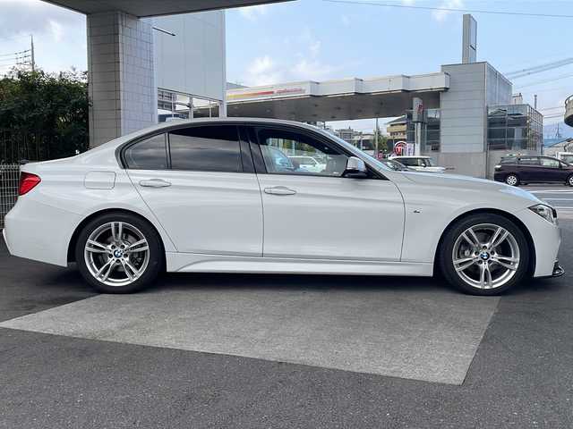 ＢＭＷ ３２０ｄ Mスポーツ 京都府 2015(平27)年 6.9万km アルピンホワイトⅢ 8.8インチ純正ナビ/Bluetooth　Audio/SD/AUX/CD/DVD/バックカメラ/レーダークルーズコントロール/パドルシフト/ステアリングスイッチ/純正ドライブレコーダー(ND-DVR40)/ビルトインETC/プッシュスタート/電格ウィンカーミラー/オールオートパワーウィンドウ/社外エアロ(フロント、リアスポイラー)/純正AW/禁煙車/保証書/取説