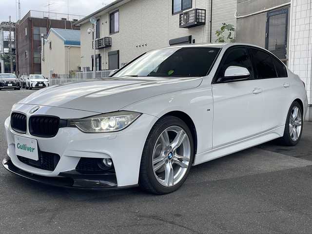 ＢＭＷ ３２０ｄ Mスポーツ 京都府 2015(平27)年 6.9万km アルピンホワイトⅢ 8.8インチ純正ナビ/Bluetooth　Audio/SD/AUX/CD/DVD/バックカメラ/レーダークルーズコントロール/パドルシフト/ステアリングスイッチ/純正ドライブレコーダー(ND-DVR40)/ビルトインETC/プッシュスタート/電格ウィンカーミラー/オールオートパワーウィンドウ/社外エアロ(フロント、リアスポイラー)/純正AW/禁煙車/保証書/取説