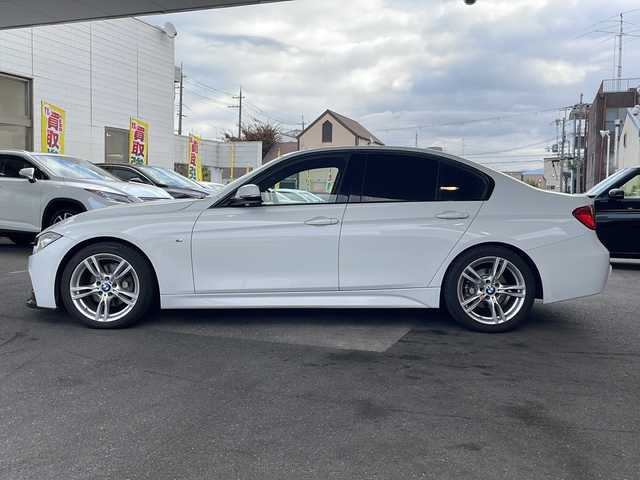 ＢＭＷ ３２０ｄ Mスポーツ 京都府 2015(平27)年 6.9万km アルピンホワイトⅢ 8.8インチ純正ナビ/Bluetooth　Audio/SD/AUX/CD/DVD/バックカメラ/レーダークルーズコントロール/パドルシフト/ステアリングスイッチ/純正ドライブレコーダー(ND-DVR40)/ビルトインETC/プッシュスタート/電格ウィンカーミラー/オールオートパワーウィンドウ/社外エアロ(フロント、リアスポイラー)/純正AW/禁煙車/保証書/取説