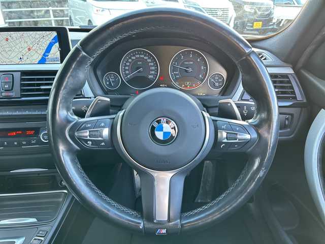 ＢＭＷ ３２０ｄ Mスポーツ 岐阜県 2015(平27)年 6.9万km アルピンホワイトⅢ 登録時走行距離68626km/8.8インチ純正ナビ/Bluetooth　Audio/SD/AUX/CD/DVD/バックカメラ/レーダークルーズコントロール/パドルシフト/ステアリングスイッチ/純正ドライブレコーダー(ND-DVR40)/ビルトインETC/プッシュスタート/電格ウィンカーミラー/オールオートパワーウィンドウ/社外エアロ(フロント、リアスポイラー)/純正AW/禁煙車/保証書/取説