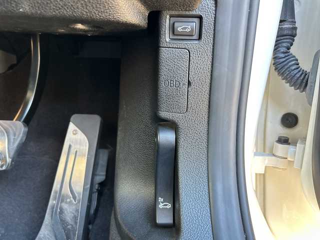 ＢＭＷ ３２０ｄ Mスポーツ 岐阜県 2015(平27)年 6.9万km アルピンホワイトⅢ 登録時走行距離68626km/8.8インチ純正ナビ/Bluetooth　Audio/SD/AUX/CD/DVD/バックカメラ/レーダークルーズコントロール/パドルシフト/ステアリングスイッチ/純正ドライブレコーダー(ND-DVR40)/ビルトインETC/プッシュスタート/電格ウィンカーミラー/オールオートパワーウィンドウ/社外エアロ(フロント、リアスポイラー)/純正AW/禁煙車/保証書/取説