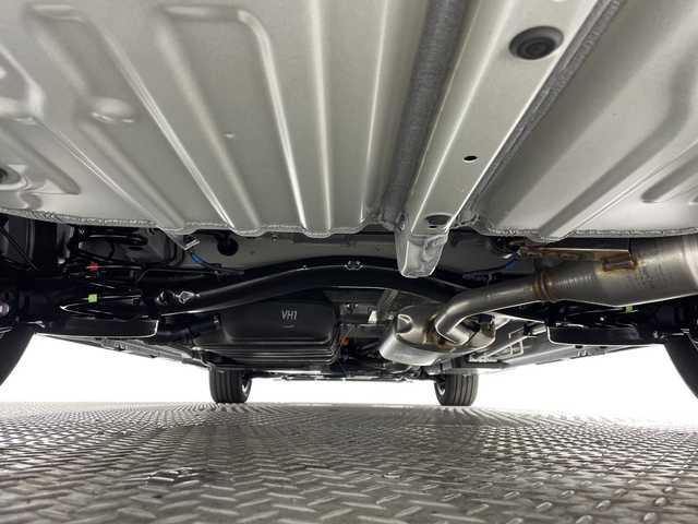 トヨタ ヴォクシー ハイブリッド 神奈川県 2025(令7)年 0.1千km プラチナホワイトパールマイカ ToyotaSafetySense/プリクラッシュセーフティ/緊急時操舵支援/フロントクロストラフィックアラート/レーントレーシングアシスト/レーンディパーチャーアラート/レーダークルーズコントロール/オートマチックハイビームシステム/ロードサインアシスト/ドライバー異常時対応システム/プロアクティブドライビングアシスト/発進遅れ告知機能/パーキングサポートブレーキ/(前後方静止物/後方接近車両)/(周囲静止物/後方歩行者)/アドバンストパーク/パノラミックビューモニター/ECO/PWR+EVモード/８インチディスプレイオーディオ/コネクティッドナビ/DTV/Bluetooth/スマホ連携/HDMI/快適便利パッケージ/ハンズフリーデュアルパワースライドドア/パワーバックドア/ステアリングヒーター/シートヒーター(前席・2列目)/オットマン/デジタルインナーミラー/AC100Vコンセント/ブレーキホールド/取説/ナビ説/保証書/スペアキー