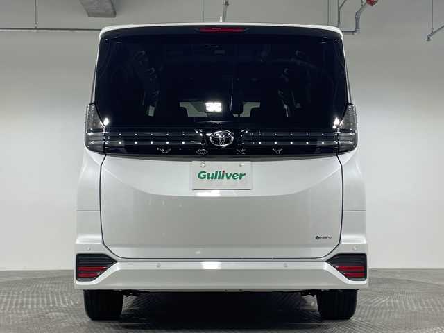 トヨタ ヴォクシー ハイブリッド 神奈川県 2025(令7)年 0.1千km プラチナホワイトパールマイカ ToyotaSafetySense/プリクラッシュセーフティ/緊急時操舵支援/フロントクロストラフィックアラート/レーントレーシングアシスト/レーンディパーチャーアラート/レーダークルーズコントロール/オートマチックハイビームシステム/ロードサインアシスト/ドライバー異常時対応システム/プロアクティブドライビングアシスト/発進遅れ告知機能/パーキングサポートブレーキ/(前後方静止物/後方接近車両)/(周囲静止物/後方歩行者)/アドバンストパーク/パノラミックビューモニター/ECO/PWR+EVモード/８インチディスプレイオーディオ/コネクティッドナビ/DTV/Bluetooth/スマホ連携/HDMI/快適便利パッケージ/ハンズフリーデュアルパワースライドドア/パワーバックドア/ステアリングヒーター/シートヒーター(前席・2列目)/オットマン/デジタルインナーミラー/AC100Vコンセント/ブレーキホールド/取説/ナビ説/保証書/スペアキー