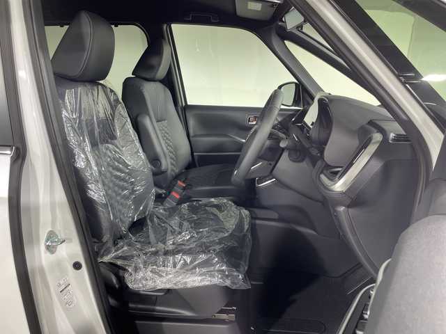 トヨタ ヴォクシー ハイブリッド 神奈川県 2025(令7)年 0.1千km プラチナホワイトパールマイカ ToyotaSafetySense/プリクラッシュセーフティ/緊急時操舵支援/フロントクロストラフィックアラート/レーントレーシングアシスト/レーンディパーチャーアラート/レーダークルーズコントロール/オートマチックハイビームシステム/ロードサインアシスト/ドライバー異常時対応システム/プロアクティブドライビングアシスト/発進遅れ告知機能/パーキングサポートブレーキ/(前後方静止物/後方接近車両)/(周囲静止物/後方歩行者)/アドバンストパーク/パノラミックビューモニター/ECO/PWR+EVモード/８インチディスプレイオーディオ/コネクティッドナビ/DTV/Bluetooth/スマホ連携/HDMI/快適便利パッケージ/ハンズフリーデュアルパワースライドドア/パワーバックドア/ステアリングヒーター/シートヒーター(前席・2列目)/オットマン/デジタルインナーミラー/AC100Vコンセント/ブレーキホールド/取説/ナビ説/保証書/スペアキー