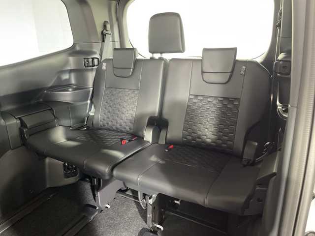 トヨタ ヴォクシー ハイブリッド 神奈川県 2025(令7)年 0.1千km プラチナホワイトパールマイカ ToyotaSafetySense/プリクラッシュセーフティ/緊急時操舵支援/フロントクロストラフィックアラート/レーントレーシングアシスト/レーンディパーチャーアラート/レーダークルーズコントロール/オートマチックハイビームシステム/ロードサインアシスト/ドライバー異常時対応システム/プロアクティブドライビングアシスト/発進遅れ告知機能/パーキングサポートブレーキ/(前後方静止物/後方接近車両)/(周囲静止物/後方歩行者)/アドバンストパーク/パノラミックビューモニター/ECO/PWR+EVモード/８インチディスプレイオーディオ/コネクティッドナビ/DTV/Bluetooth/スマホ連携/HDMI/快適便利パッケージ/ハンズフリーデュアルパワースライドドア/パワーバックドア/ステアリングヒーター/シートヒーター(前席・2列目)/オットマン/デジタルインナーミラー/AC100Vコンセント/ブレーキホールド/取説/ナビ説/保証書/スペアキー