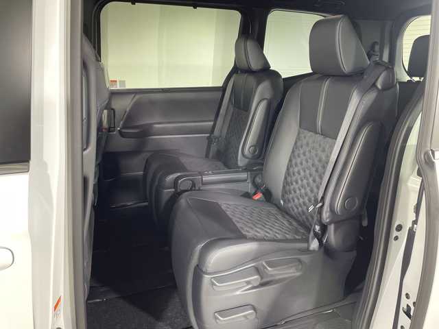 トヨタ ヴォクシー ハイブリッド 神奈川県 2025(令7)年 0.1千km プラチナホワイトパールマイカ ToyotaSafetySense/プリクラッシュセーフティ/緊急時操舵支援/フロントクロストラフィックアラート/レーントレーシングアシスト/レーンディパーチャーアラート/レーダークルーズコントロール/オートマチックハイビームシステム/ロードサインアシスト/ドライバー異常時対応システム/プロアクティブドライビングアシスト/発進遅れ告知機能/パーキングサポートブレーキ/(前後方静止物/後方接近車両)/(周囲静止物/後方歩行者)/アドバンストパーク/パノラミックビューモニター/ECO/PWR+EVモード/８インチディスプレイオーディオ/コネクティッドナビ/DTV/Bluetooth/スマホ連携/HDMI/快適便利パッケージ/ハンズフリーデュアルパワースライドドア/パワーバックドア/ステアリングヒーター/シートヒーター(前席・2列目)/オットマン/デジタルインナーミラー/AC100Vコンセント/ブレーキホールド/取説/ナビ説/保証書/スペアキー