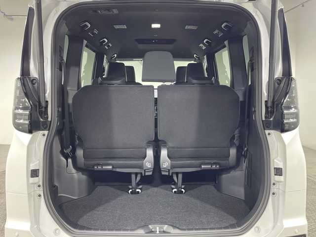 トヨタ ヴォクシー ハイブリッド 神奈川県 2025(令7)年 0.1千km プラチナホワイトパールマイカ ToyotaSafetySense/プリクラッシュセーフティ/緊急時操舵支援/フロントクロストラフィックアラート/レーントレーシングアシスト/レーンディパーチャーアラート/レーダークルーズコントロール/オートマチックハイビームシステム/ロードサインアシスト/ドライバー異常時対応システム/プロアクティブドライビングアシスト/発進遅れ告知機能/パーキングサポートブレーキ/(前後方静止物/後方接近車両)/(周囲静止物/後方歩行者)/アドバンストパーク/パノラミックビューモニター/ECO/PWR+EVモード/８インチディスプレイオーディオ/コネクティッドナビ/DTV/Bluetooth/スマホ連携/HDMI/快適便利パッケージ/ハンズフリーデュアルパワースライドドア/パワーバックドア/ステアリングヒーター/シートヒーター(前席・2列目)/オットマン/デジタルインナーミラー/AC100Vコンセント/ブレーキホールド/取説/ナビ説/保証書/スペアキー