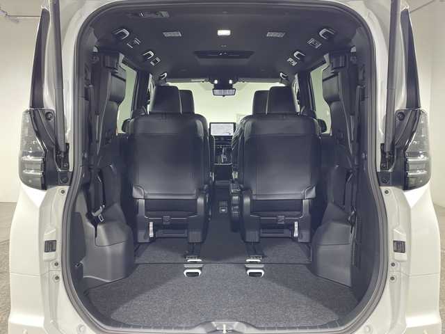 トヨタ ヴォクシー ハイブリッド 神奈川県 2025(令7)年 0.1千km プラチナホワイトパールマイカ ToyotaSafetySense/プリクラッシュセーフティ/緊急時操舵支援/フロントクロストラフィックアラート/レーントレーシングアシスト/レーンディパーチャーアラート/レーダークルーズコントロール/オートマチックハイビームシステム/ロードサインアシスト/ドライバー異常時対応システム/プロアクティブドライビングアシスト/発進遅れ告知機能/パーキングサポートブレーキ/(前後方静止物/後方接近車両)/(周囲静止物/後方歩行者)/アドバンストパーク/パノラミックビューモニター/ECO/PWR+EVモード/８インチディスプレイオーディオ/コネクティッドナビ/DTV/Bluetooth/スマホ連携/HDMI/快適便利パッケージ/ハンズフリーデュアルパワースライドドア/パワーバックドア/ステアリングヒーター/シートヒーター(前席・2列目)/オットマン/デジタルインナーミラー/AC100Vコンセント/ブレーキホールド/取説/ナビ説/保証書/スペアキー