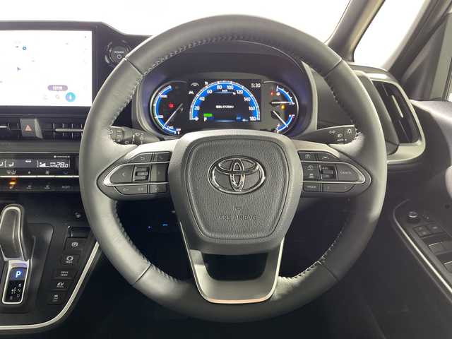 トヨタ ヴォクシー ハイブリッド 神奈川県 2025(令7)年 0.1千km プラチナホワイトパールマイカ ToyotaSafetySense/プリクラッシュセーフティ/緊急時操舵支援/フロントクロストラフィックアラート/レーントレーシングアシスト/レーンディパーチャーアラート/レーダークルーズコントロール/オートマチックハイビームシステム/ロードサインアシスト/ドライバー異常時対応システム/プロアクティブドライビングアシスト/発進遅れ告知機能/パーキングサポートブレーキ/(前後方静止物/後方接近車両)/(周囲静止物/後方歩行者)/アドバンストパーク/パノラミックビューモニター/ECO/PWR+EVモード/８インチディスプレイオーディオ/コネクティッドナビ/DTV/Bluetooth/スマホ連携/HDMI/快適便利パッケージ/ハンズフリーデュアルパワースライドドア/パワーバックドア/ステアリングヒーター/シートヒーター(前席・2列目)/オットマン/デジタルインナーミラー/AC100Vコンセント/ブレーキホールド/取説/ナビ説/保証書/スペアキー