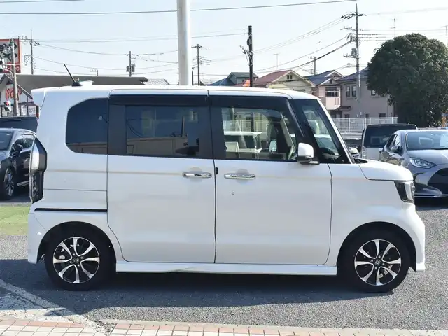 ホンダ Ｎ ＢＯＸ カスタム G L ホンダセンシング 神奈川県 2018(平30)年 1.9万km プレミアムホワイトパールⅡ ホンダ純正8型ナビ/：CD/DVD/：地デジ/：Bluetooth/：USB入力/バックカメラ/ホンダ純正ドラレコ/ホンダ純正ビルトインETC/左右パワースライド/LEDヘッドランプ/：LEDフォグランプ/充電用USBあり/ホンダセンシング/：衝突軽減ブレーキ/：誤発信抑制機能（前後）/：歩行者事故低減ステアリング/：先行車発進お知らせ/：車線維持支援システム/：オートハイビーム/：標識認識/：路外逸脱抑制機能/プッシュスタート/：スマートキー2個/ーーーーーーーーーーーーーーーーーー/保証書/取説/ナビ説/記録簿 H30.R1.2.3.4.5.6