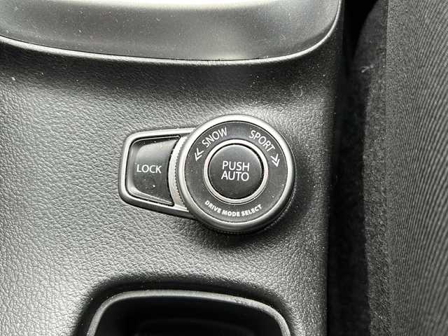 スズキ ＳＸ４ Ｓクロス 千葉県 2015(平27)年 8.4万km クールホワイトパール ４ＷＤ　ナビ　ＡＶＩＣ－ＺＨ０７７７　バックカメラ　フルセグ　ＥＴＣ　シートヒーター　クルコン マット　横滑り防止　ＭＴモード付ＡＴ　サイドエアロパーツ　純正１７インチＡＷ　　ＨＩＤ　スマートキー