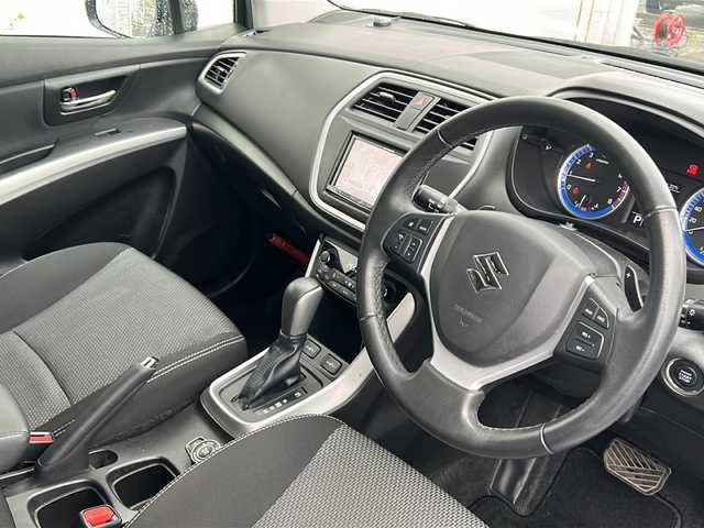スズキ ＳＸ４ Ｓクロス 千葉県 2015(平27)年 8.4万km クールホワイトパール ４ＷＤ　ナビ　ＡＶＩＣ－ＺＨ０７７７　バックカメラ　フルセグ　ＥＴＣ　シートヒーター　クルコン マット　横滑り防止　ＭＴモード付ＡＴ　サイドエアロパーツ　純正１７インチＡＷ　　ＨＩＤ　スマートキー