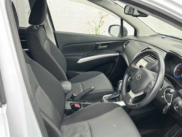 スズキ ＳＸ４ Ｓクロス 千葉県 2015(平27)年 8.4万km クールホワイトパール ４ＷＤ　ナビ　ＡＶＩＣ－ＺＨ０７７７　バックカメラ　フルセグ　ＥＴＣ　シートヒーター　クルコン マット　横滑り防止　ＭＴモード付ＡＴ　サイドエアロパーツ　純正１７インチＡＷ　　ＨＩＤ　スマートキー