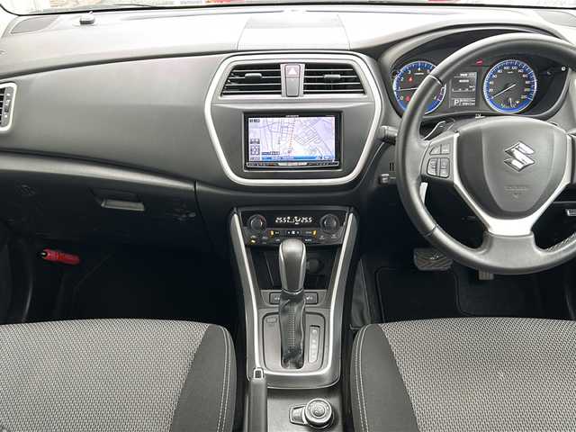 スズキ ＳＸ４ Ｓクロス 千葉県 2015(平27)年 8.4万km クールホワイトパール ４ＷＤ　ナビ　ＡＶＩＣ－ＺＨ０７７７　バックカメラ　フルセグ　ＥＴＣ　シートヒーター　クルコン マット　横滑り防止　ＭＴモード付ＡＴ　サイドエアロパーツ　純正１７インチＡＷ　　ＨＩＤ　スマートキー