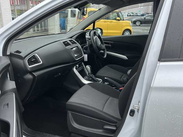スズキ ＳＸ４ Ｓクロス 千葉県 2015(平27)年 8.4万km クールホワイトパール ４ＷＤ　ナビ　ＡＶＩＣ－ＺＨ０７７７　バックカメラ　フルセグ　ＥＴＣ　シートヒーター　クルコン マット　横滑り防止　ＭＴモード付ＡＴ　サイドエアロパーツ　純正１７インチＡＷ　　ＨＩＤ　スマートキー