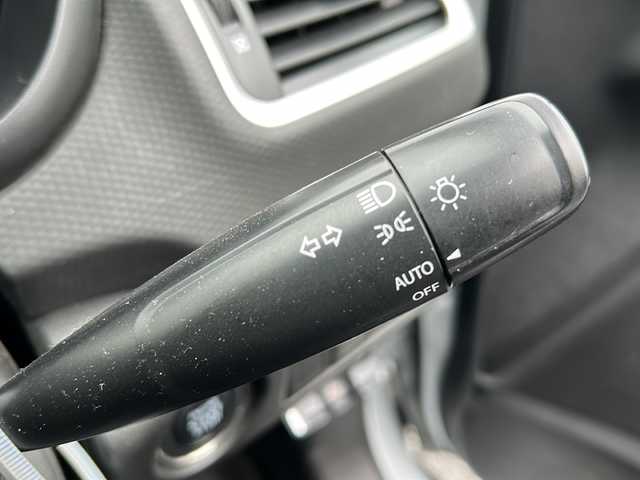 スズキ ＳＸ４ Ｓクロス 千葉県 2015(平27)年 8.4万km クールホワイトパール ４ＷＤ　ナビ　ＡＶＩＣ－ＺＨ０７７７　バックカメラ　フルセグ　ＥＴＣ　シートヒーター　クルコン マット　横滑り防止　ＭＴモード付ＡＴ　サイドエアロパーツ　純正１７インチＡＷ　　ＨＩＤ　スマートキー