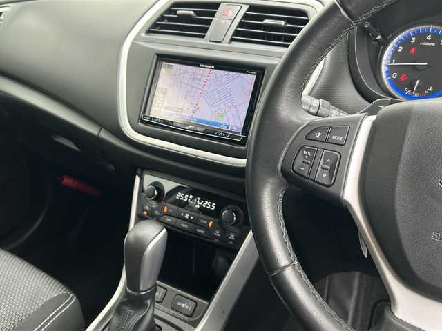 スズキ ＳＸ４ Ｓクロス 千葉県 2015(平27)年 8.4万km クールホワイトパール ４ＷＤ　ナビ　ＡＶＩＣ－ＺＨ０７７７　バックカメラ　フルセグ　ＥＴＣ　シートヒーター　クルコン マット　横滑り防止　ＭＴモード付ＡＴ　サイドエアロパーツ　純正１７インチＡＷ　　ＨＩＤ　スマートキー