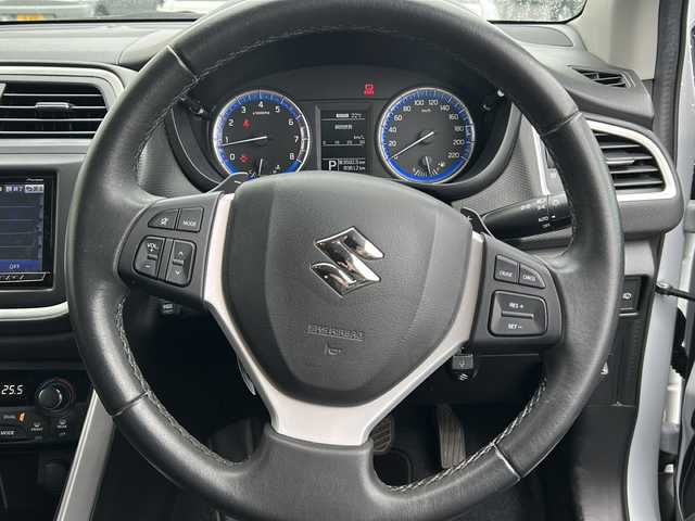 スズキ ＳＸ４ Ｓクロス 千葉県 2015(平27)年 8.4万km クールホワイトパール ４ＷＤ　ナビ　ＡＶＩＣ－ＺＨ０７７７　バックカメラ　フルセグ　ＥＴＣ　シートヒーター　クルコン マット　横滑り防止　ＭＴモード付ＡＴ　サイドエアロパーツ　純正１７インチＡＷ　　ＨＩＤ　スマートキー