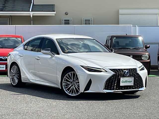 レクサス ＩＳ 300h バージョンL 愛知県 2022(令4)年 3.5万km ソニッククォーツ /ワンオーナー//純正メモリナビ//純正フルセグTV//AM/FM/CD/DVD/SD/BT/USB/AUX//ビルトインETC2.0//前後ドラレコ//バック/全周囲カメラ//追従機能付きクルーズコントロール//ブラインドスポットモニター//リヤサンシェード//パーキングブレーキ//ブレーキホールド//横滑り防止装置//レーンアシスト//衝突被害軽減システム//ヒルアシストコントロール//AC１００V//ECO/SPORT/NORMAL/SNOW/EVモード//純正フロアマット//純正19インチアルミホイール//純正LEDオートライト//オートハイビーム//パワーシート(D/N)//エアシート(D/N)//シートヒーター(D/N)//メモリーシート(D)//ステアリングヒーター//パドルシフト//オートリトラミラー//ISOFIX//ダブル/サイド/カーテンエアバック//スマートキー//スペアキー2本(スマート/カード）//保証書//取扱説明書//ナビ説明書//D記録簿(R4/5/6/7)