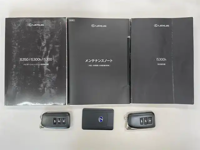 レクサス ＩＳ 300h バージョンL 愛知県 2022(令4)年 3.5万km ソニッククォーツ /ワンオーナー//純正メモリナビ//純正フルセグTV//AM/FM/CD/DVD/SD/BT/USB/AUX//ビルトインETC2.0//前後ドラレコ//バック/全周囲カメラ//追従機能付きクルーズコントロール//ブラインドスポットモニター//リヤサンシェード//パーキングブレーキ//ブレーキホールド//横滑り防止装置//レーンアシスト//衝突被害軽減システム//ヒルアシストコントロール//AC１００V//ECO/SPORT/NORMAL/SNOW/EVモード//純正フロアマット//純正19インチアルミホイール//純正LEDオートライト//オートハイビーム//パワーシート(D/N)//エアシート(D/N)//シートヒーター(D/N)//メモリーシート(D)//ステアリングヒーター//パドルシフト//オートリトラミラー//ISOFIX//ダブル/サイド/カーテンエアバック//スマートキー//スペアキー2本(スマート/カード）//保証書//取扱説明書//ナビ説明書//D記録簿(R4/5/6/7)
