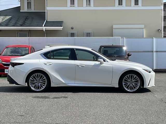レクサス ＩＳ 300h バージョンL 愛知県 2022(令4)年 3.5万km ソニッククォーツ /ワンオーナー//純正メモリナビ//純正フルセグTV//AM/FM/CD/DVD/SD/BT/USB/AUX//ビルトインETC2.0//前後ドラレコ//バック/全周囲カメラ//追従機能付きクルーズコントロール//ブラインドスポットモニター//リヤサンシェード//パーキングブレーキ//ブレーキホールド//横滑り防止装置//レーンアシスト//衝突被害軽減システム//ヒルアシストコントロール//AC１００V//ECO/SPORT/NORMAL/SNOW/EVモード//純正フロアマット//純正19インチアルミホイール//純正LEDオートライト//オートハイビーム//パワーシート(D/N)//エアシート(D/N)//シートヒーター(D/N)//メモリーシート(D)//ステアリングヒーター//パドルシフト//オートリトラミラー//ISOFIX//ダブル/サイド/カーテンエアバック//スマートキー//スペアキー2本(スマート/カード）//保証書//取扱説明書//ナビ説明書//D記録簿(R4/5/6/7)