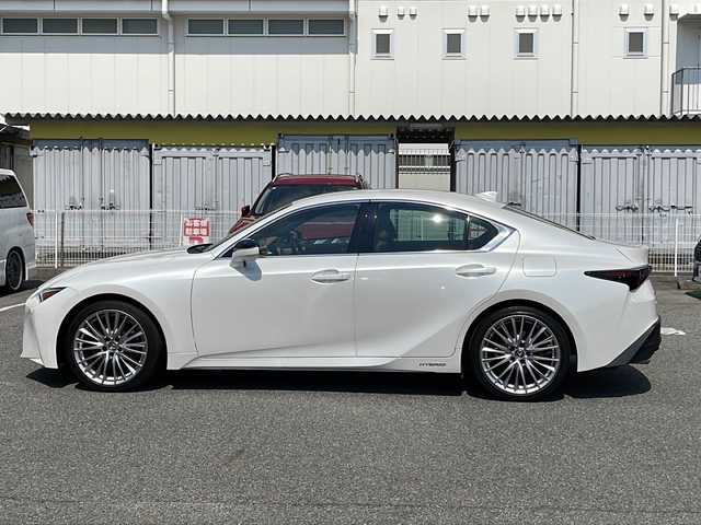 レクサス ＩＳ 300h バージョンL 愛知県 2022(令4)年 3.5万km ソニッククォーツ /ワンオーナー//純正メモリナビ//純正フルセグTV//AM/FM/CD/DVD/SD/BT/USB/AUX//ビルトインETC2.0//前後ドラレコ//バック/全周囲カメラ//追従機能付きクルーズコントロール//ブラインドスポットモニター//リヤサンシェード//パーキングブレーキ//ブレーキホールド//横滑り防止装置//レーンアシスト//衝突被害軽減システム//ヒルアシストコントロール//AC１００V//ECO/SPORT/NORMAL/SNOW/EVモード//純正フロアマット//純正19インチアルミホイール//純正LEDオートライト//オートハイビーム//パワーシート(D/N)//エアシート(D/N)//シートヒーター(D/N)//メモリーシート(D)//ステアリングヒーター//パドルシフト//オートリトラミラー//ISOFIX//ダブル/サイド/カーテンエアバック//スマートキー//スペアキー2本(スマート/カード）//保証書//取扱説明書//ナビ説明書//D記録簿(R4/5/6/7)
