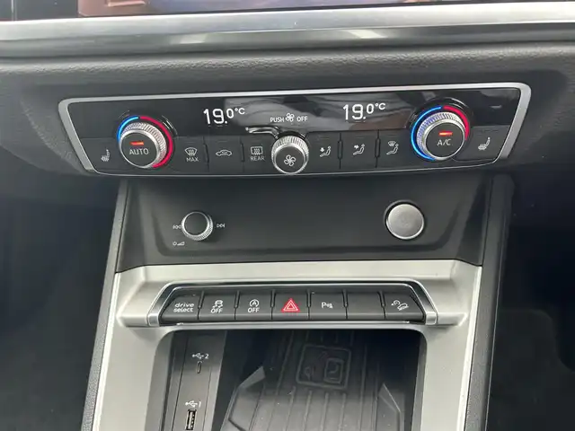 アウディ Ｑ３ 滋賀県 2020(令2)年 2.7万km パール 全周囲カメラ/パワーバックドア/置くだけ充電/黒レザー／シートヒーター/純正ナビ／ＴＶ／Bluetooth／USB/ACC/LKA/BSM/AppleCarPlay/プッシュスタート