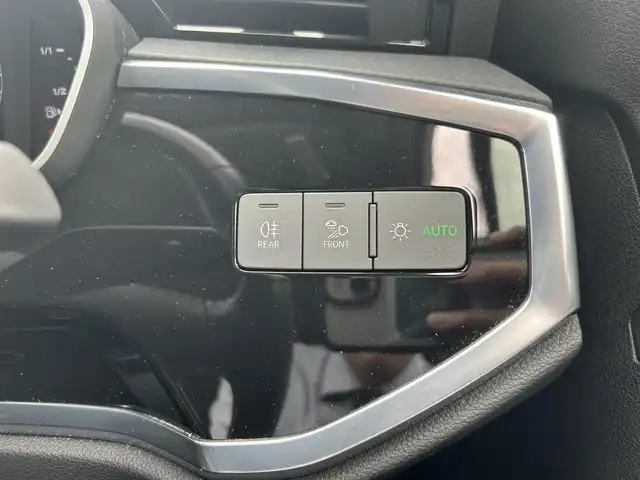 アウディ Ｑ３ 滋賀県 2020(令2)年 2.7万km パール 全周囲カメラ/パワーバックドア/置くだけ充電/黒レザー／シートヒーター/純正ナビ／ＴＶ／Bluetooth／USB/ACC/LKA/BSM/AppleCarPlay/プッシュスタート