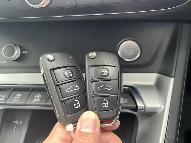 アウディ Ｑ３ 滋賀県 2020(令2)年 2.7万km パール 全周囲カメラ/パワーバックドア/置くだけ充電/黒レザー／シートヒーター/純正ナビ／ＴＶ／Bluetooth／USB/ACC/LKA/BSM/AppleCarPlay/プッシュスタート