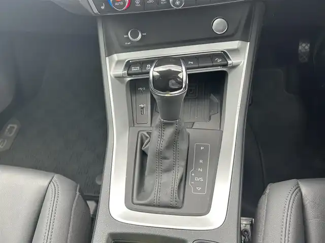 アウディ Ｑ３ 滋賀県 2020(令2)年 2.7万km パール 全周囲カメラ/パワーバックドア/置くだけ充電/黒レザー／シートヒーター/純正ナビ／ＴＶ／Bluetooth／USB/ACC/LKA/BSM/AppleCarPlay/プッシュスタート