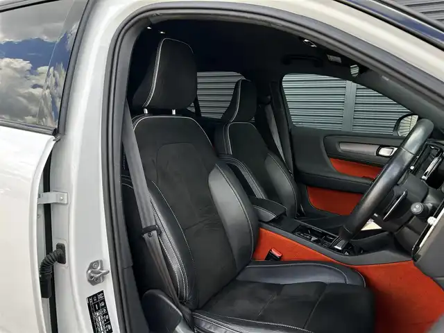 ボルボ ＸＣ４０ T5 AWD Rデザイン 茨城県 2018(平30)年 7.3万km クリスタルホワイトP ワンオ-ナ- /インテリセ-フ /ACC /360°C /半革 /シートヒーター /パワーシート /パワーテールゲート /自動駐車 /純正ナビ /TV /CarPlay/AndroidAuo/BT/USB /LEDヘッドライト /オートハイビーム /純正19インチAW /ETC2.0 /ルーフレール /禁煙車