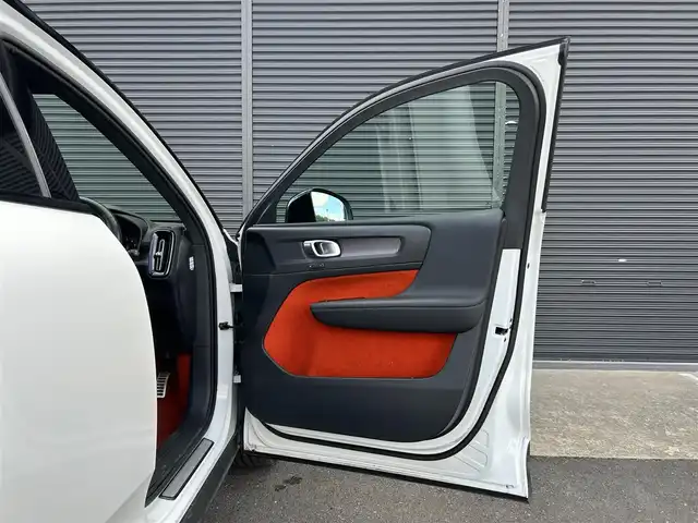 ボルボ ＸＣ４０ T5 AWD Rデザイン 茨城県 2018(平30)年 7.3万km クリスタルホワイトP ワンオ-ナ- /インテリセ-フ /ACC /360°C /半革 /シートヒーター /パワーシート /パワーテールゲート /自動駐車 /純正ナビ /TV /CarPlay/AndroidAuo/BT/USB /LEDヘッドライト /オートハイビーム /純正19インチAW /ETC2.0 /ルーフレール /禁煙車