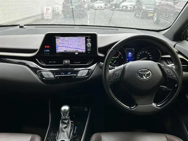 トヨタ Ｃ－ＨＲ G 愛知県 2017(平29)年 2.7万km ブラックマイカ TRD Aggressive Styleエアロ/・フロントスポイラー〈LED付〉/・サイドスカート/・リアアンダーエアロ/LEDヘッドライト〈MOP〉/・CHRロゴ入LEDヘッドライト/・シーケンシャルターンランプ/・LED式リアコンビネーションランプ/Carrozzeria製SDナビ〈AVIC-RW801〉/・DVD／Bluetooth／地デジTV/バックカメラ/ハーフレザーシート/前席シートヒーター/運転席オートリクライニング/TOYOTA SAFETY SENSE P/・プリクラッシュセーフティ/・レーンディパーチャーアラート/・オートマチックハイビーム/・レーダークルーズコントロール/ブラインドスポットモニター/クリアランスソナー/純正18インチAW/〈応急用スペアタイヤ有〉/スマートキー＆プッシュスタート