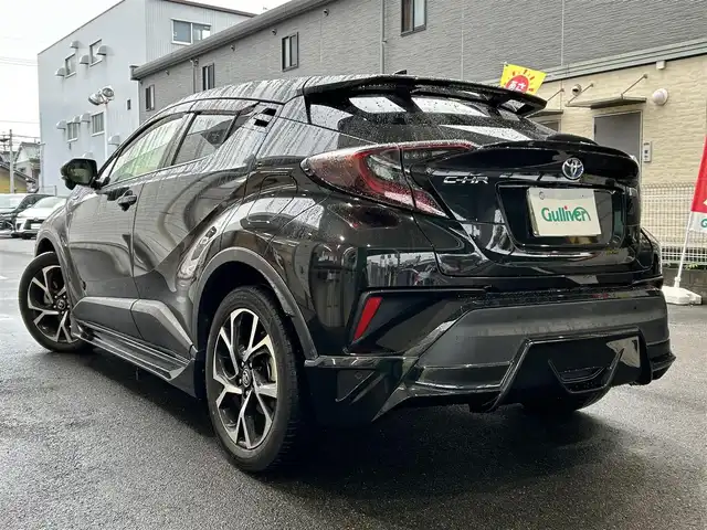 トヨタ Ｃ－ＨＲ G 愛知県 2017(平29)年 2.7万km ブラックマイカ TRD Aggressive Styleエアロ/・フロントスポイラー〈LED付〉/・サイドスカート/・リアアンダーエアロ/LEDヘッドライト〈MOP〉/・CHRロゴ入LEDヘッドライト/・シーケンシャルターンランプ/・LED式リアコンビネーションランプ/Carrozzeria製SDナビ〈AVIC-RW801〉/・DVD／Bluetooth／地デジTV/バックカメラ/ハーフレザーシート/前席シートヒーター/運転席オートリクライニング/TOYOTA SAFETY SENSE P/・プリクラッシュセーフティ/・レーンディパーチャーアラート/・オートマチックハイビーム/・レーダークルーズコントロール/ブラインドスポットモニター/クリアランスソナー/純正18インチAW/〈応急用スペアタイヤ有〉/スマートキー＆プッシュスタート