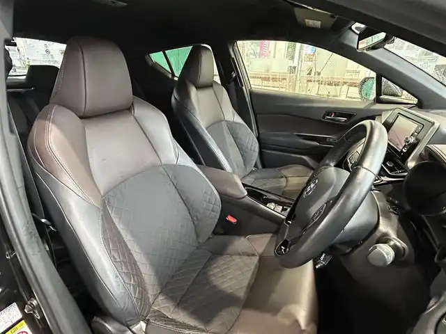 トヨタ Ｃ－ＨＲ G 愛知県 2017(平29)年 2.7万km ブラックマイカ TRD Aggressive Styleエアロ/・フロントスポイラー〈LED付〉/・サイドスカート/・リアアンダーエアロ/LEDヘッドライト〈MOP〉/・CHRロゴ入LEDヘッドライト/・シーケンシャルターンランプ/・LED式リアコンビネーションランプ/Carrozzeria製SDナビ〈AVIC-RW801〉/・DVD／Bluetooth／地デジTV/バックカメラ/ハーフレザーシート/前席シートヒーター/運転席オートリクライニング/TOYOTA SAFETY SENSE P/・プリクラッシュセーフティ/・レーンディパーチャーアラート/・オートマチックハイビーム/・レーダークルーズコントロール/ブラインドスポットモニター/クリアランスソナー/純正18インチAW/〈応急用スペアタイヤ有〉/スマートキー＆プッシュスタート