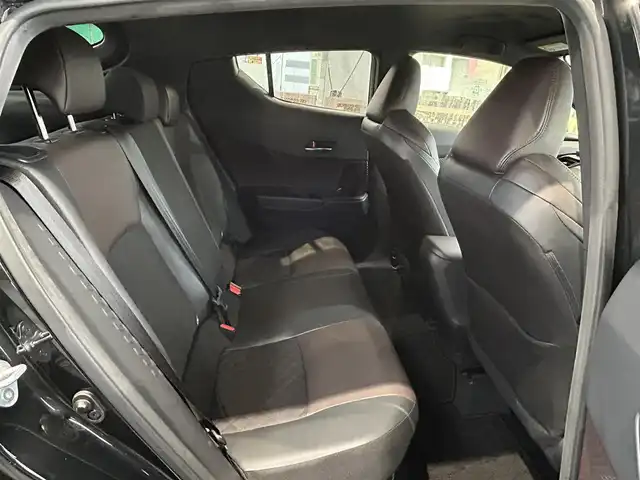 トヨタ Ｃ－ＨＲ G 愛知県 2017(平29)年 2.7万km ブラックマイカ TRD Aggressive Styleエアロ/・フロントスポイラー〈LED付〉/・サイドスカート/・リアアンダーエアロ/LEDヘッドライト〈MOP〉/・CHRロゴ入LEDヘッドライト/・シーケンシャルターンランプ/・LED式リアコンビネーションランプ/Carrozzeria製SDナビ〈AVIC-RW801〉/・DVD／Bluetooth／地デジTV/バックカメラ/ハーフレザーシート/前席シートヒーター/運転席オートリクライニング/TOYOTA SAFETY SENSE P/・プリクラッシュセーフティ/・レーンディパーチャーアラート/・オートマチックハイビーム/・レーダークルーズコントロール/ブラインドスポットモニター/クリアランスソナー/純正18インチAW/〈応急用スペアタイヤ有〉/スマートキー＆プッシュスタート