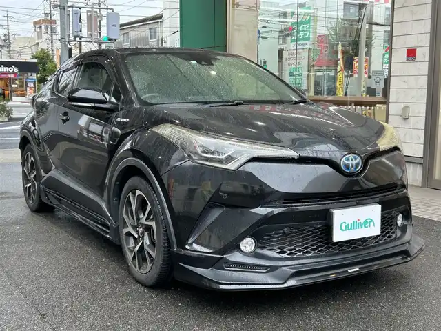 トヨタ Ｃ－ＨＲ G 愛知県 2017(平29)年 2.7万km ブラックマイカ TRD Aggressive Styleエアロ/・フロントスポイラー〈LED付〉/・サイドスカート/・リアアンダーエアロ/LEDヘッドライト〈MOP〉/・CHRロゴ入LEDヘッドライト/・シーケンシャルターンランプ/・LED式リアコンビネーションランプ/Carrozzeria製SDナビ〈AVIC-RW801〉/・DVD／Bluetooth／地デジTV/バックカメラ/ハーフレザーシート/前席シートヒーター/運転席オートリクライニング/TOYOTA SAFETY SENSE P/・プリクラッシュセーフティ/・レーンディパーチャーアラート/・オートマチックハイビーム/・レーダークルーズコントロール/ブラインドスポットモニター/クリアランスソナー/純正18インチAW/〈応急用スペアタイヤ有〉/スマートキー＆プッシュスタート
