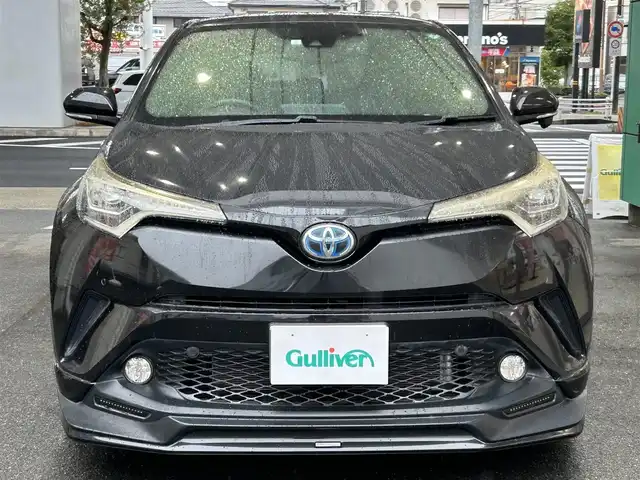 トヨタ Ｃ－ＨＲ G 愛知県 2017(平29)年 2.7万km ブラックマイカ TRD Aggressive Styleエアロ/・フロントスポイラー〈LED付〉/・サイドスカート/・リアアンダーエアロ/LEDヘッドライト〈MOP〉/・CHRロゴ入LEDヘッドライト/・シーケンシャルターンランプ/・LED式リアコンビネーションランプ/Carrozzeria製SDナビ〈AVIC-RW801〉/・DVD／Bluetooth／地デジTV/バックカメラ/ハーフレザーシート/前席シートヒーター/運転席オートリクライニング/TOYOTA SAFETY SENSE P/・プリクラッシュセーフティ/・レーンディパーチャーアラート/・オートマチックハイビーム/・レーダークルーズコントロール/ブラインドスポットモニター/クリアランスソナー/純正18インチAW/〈応急用スペアタイヤ有〉/スマートキー＆プッシュスタート