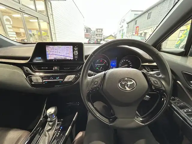 トヨタ Ｃ－ＨＲ G 愛知県 2017(平29)年 2.7万km ブラックマイカ TRD Aggressive Styleエアロ/・フロントスポイラー〈LED付〉/・サイドスカート/・リアアンダーエアロ/LEDヘッドライト〈MOP〉/・CHRロゴ入LEDヘッドライト/・シーケンシャルターンランプ/・LED式リアコンビネーションランプ/Carrozzeria製SDナビ〈AVIC-RW801〉/・DVD／Bluetooth／地デジTV/バックカメラ/ハーフレザーシート/前席シートヒーター/運転席オートリクライニング/TOYOTA SAFETY SENSE P/・プリクラッシュセーフティ/・レーンディパーチャーアラート/・オートマチックハイビーム/・レーダークルーズコントロール/ブラインドスポットモニター/クリアランスソナー/純正18インチAW/〈応急用スペアタイヤ有〉/スマートキー＆プッシュスタート