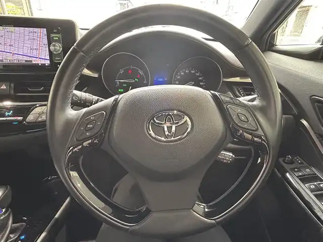 トヨタ Ｃ－ＨＲ G 愛知県 2017(平29)年 2.7万km ブラックマイカ TRD Aggressive Styleエアロ/・フロントスポイラー〈LED付〉/・サイドスカート/・リアアンダーエアロ/LEDヘッドライト〈MOP〉/・CHRロゴ入LEDヘッドライト/・シーケンシャルターンランプ/・LED式リアコンビネーションランプ/Carrozzeria製SDナビ〈AVIC-RW801〉/・DVD／Bluetooth／地デジTV/バックカメラ/ハーフレザーシート/前席シートヒーター/運転席オートリクライニング/TOYOTA SAFETY SENSE P/・プリクラッシュセーフティ/・レーンディパーチャーアラート/・オートマチックハイビーム/・レーダークルーズコントロール/ブラインドスポットモニター/クリアランスソナー/純正18インチAW/〈応急用スペアタイヤ有〉/スマートキー＆プッシュスタート