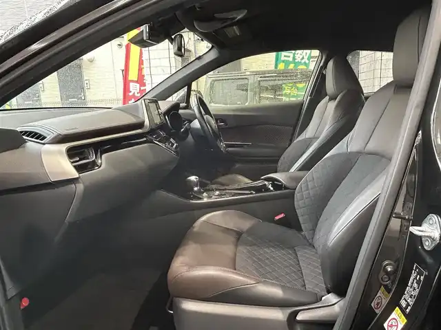トヨタ Ｃ－ＨＲ G 愛知県 2017(平29)年 2.7万km ブラックマイカ TRD Aggressive Styleエアロ/・フロントスポイラー〈LED付〉/・サイドスカート/・リアアンダーエアロ/LEDヘッドライト〈MOP〉/・CHRロゴ入LEDヘッドライト/・シーケンシャルターンランプ/・LED式リアコンビネーションランプ/Carrozzeria製SDナビ〈AVIC-RW801〉/・DVD／Bluetooth／地デジTV/バックカメラ/ハーフレザーシート/前席シートヒーター/運転席オートリクライニング/TOYOTA SAFETY SENSE P/・プリクラッシュセーフティ/・レーンディパーチャーアラート/・オートマチックハイビーム/・レーダークルーズコントロール/ブラインドスポットモニター/クリアランスソナー/純正18インチAW/〈応急用スペアタイヤ有〉/スマートキー＆プッシュスタート